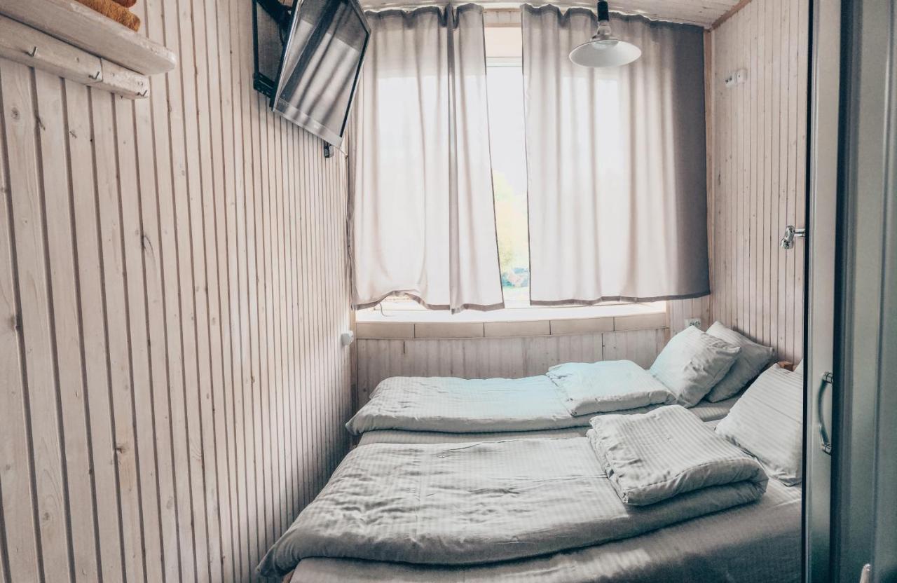 Baron Munchausen Guest House Kamjanets-Podilskyi Eksteriør billede