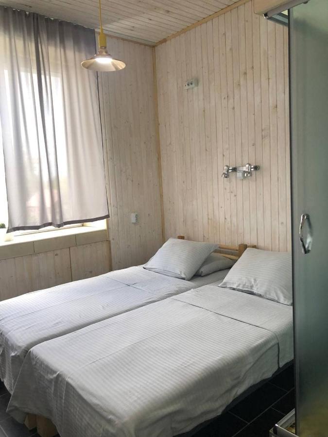 Baron Munchausen Guest House Kamjanets-Podilskyi Eksteriør billede