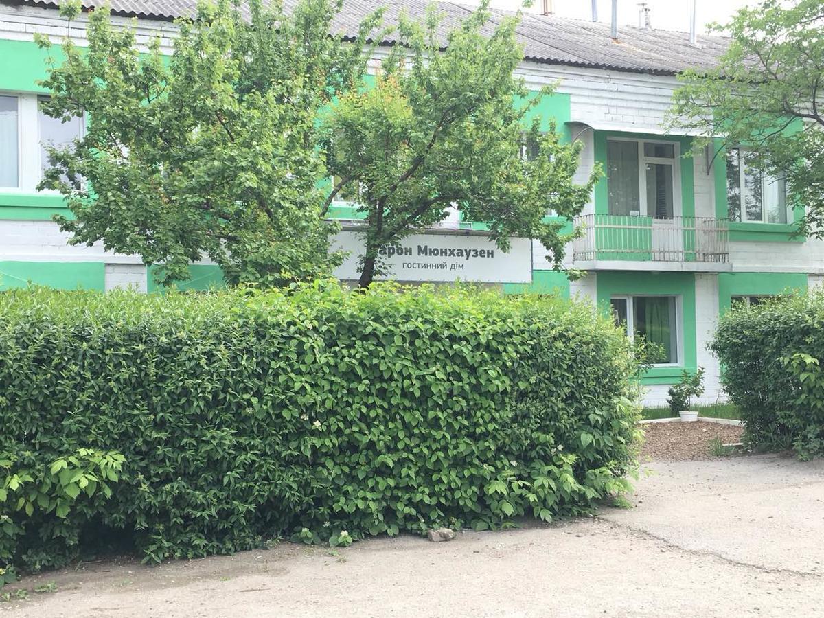 Baron Munchausen Guest House Kamjanets-Podilskyi Eksteriør billede